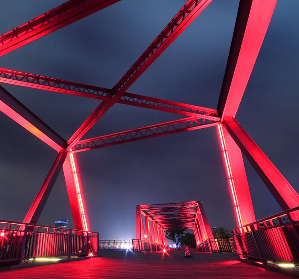 Stålkonstruktion bridge närbild på Nattlandskap — Stockfoto