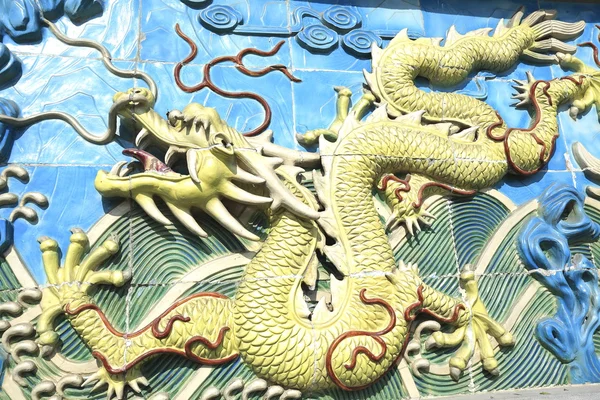 Chinese dragon of ancient ceramics — Stock Photo, Image