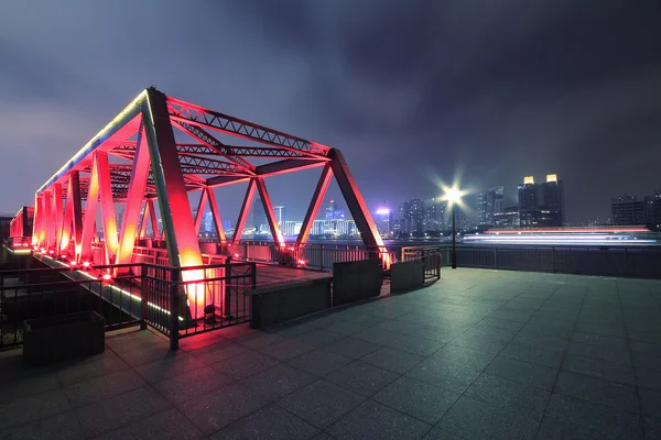 夜の風景で鉄骨構造橋のクローズ アップ — ストック写真