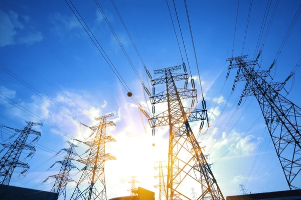 As torres de transmissão de energia de fundo céu por do sol — Fotografia de Stock