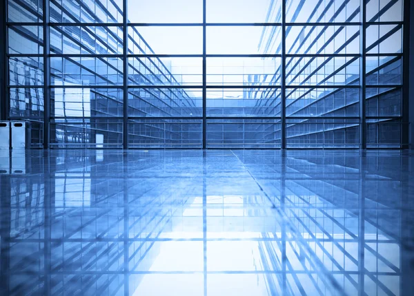 Mur de verre bleu moderne de l'immeuble de bureaux — Photo