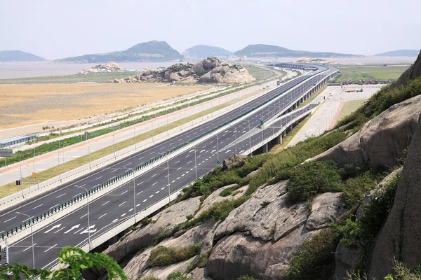 Autopista que se extiende hacia el frente —  Fotos de Stock