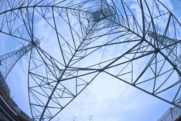 Buscar torre de energía de alto voltaje en el cielo del sol — Foto de Stock