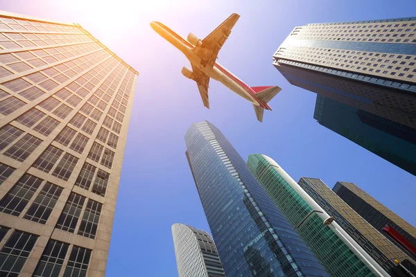 Look up at aircraft is flying modern urban office buildings — Stock Photo, Image