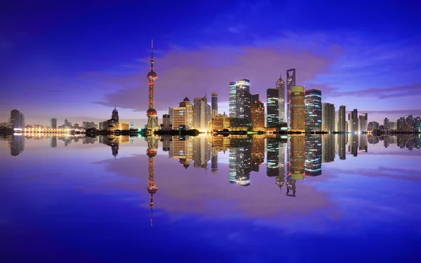 Lujiazui Financiën & handel Zone van Shanghai at New dawn landmark — Stockfoto