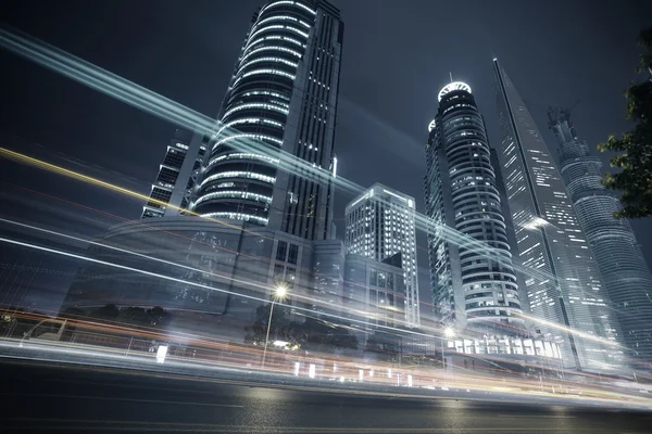 De autosnelweg licht paden van moderne stedelijke gebouwen — Stockfoto