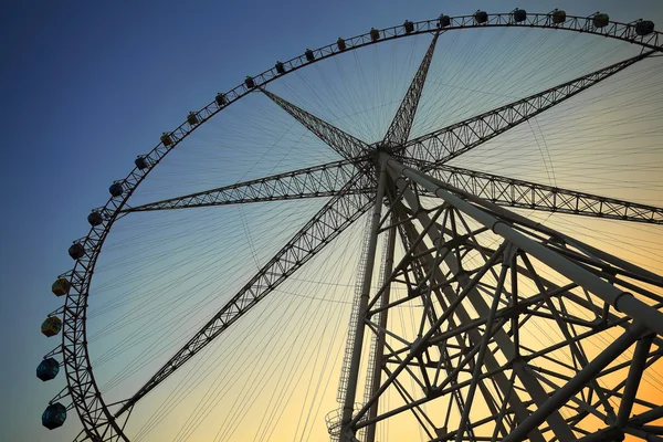 Ruota panoramica contro il cielo blu — Foto Stock