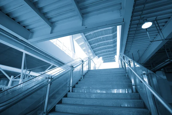 Marmortreppe in modernem Gebäude — Stockfoto