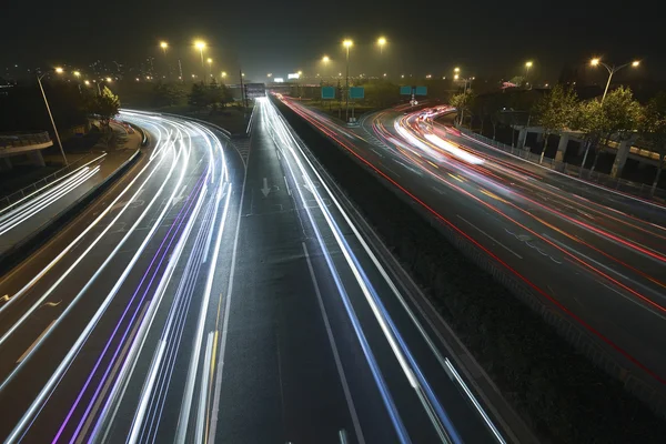 고속도로에서 황혼 도시 무지개 빛 밤 트래픽 보기 — 스톡 사진