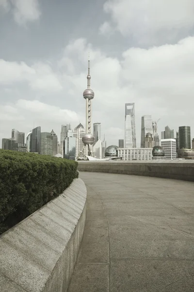 Shanghai Bund Wahrzeichen Skyline in der Stadtlandschaft — Stockfoto