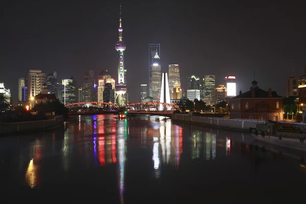 Shanghai bund överbryggar över silhuett på natten — Stockfoto