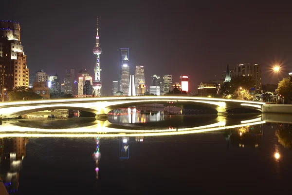 上海のスカイラインの外灘の橋の夜 — ストック写真