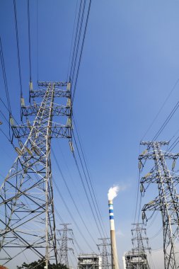 Santral baca dumanı ve güç iletim kulesi