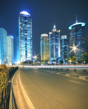 modern ofis binası arka ışık parkurları ile araba gecenin