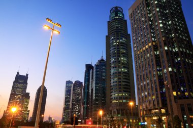Modern ofis binaları arka plan gece shanghai