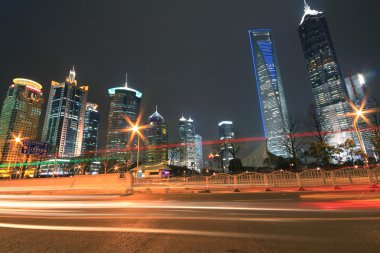 modern ofis binası arka ışık parkurları ile araba gecenin