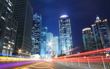 kentsel gece trafik alacakaranlıkta görüntüleyin. Yolun odak