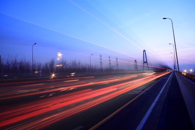 Görünüm alacakaranlıkta kentsel gece trafik karayolu üzerinde
