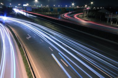 Görünüm alacakaranlıkta kentsel gece trafik karayolu üzerinde