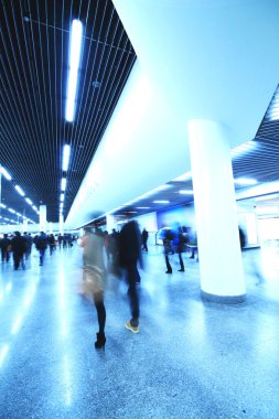 yolcu aceleyle modern Metro İstasyonu'na yürüyecek