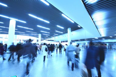 yürüyüş için modern metro girişi