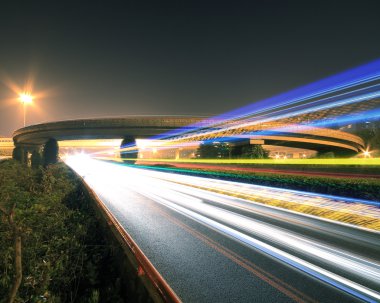 Gece karayolu köprüsü