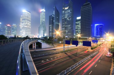 kentsel trafik ve gece manzarası ile gece Çin shanghai