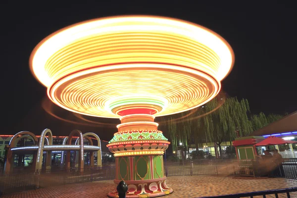 Vergnügungspark bei Nacht - Karussell — Stockfoto