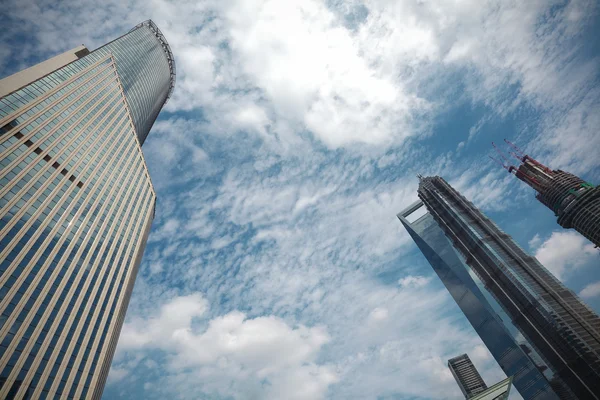 Opzoeken moderne stedelijke kantoorgebouwen in shanghai — Stockfoto