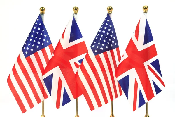 Bandeiras dos Estados Unidos e do Reino Unido penduradas no ouro — Fotografia de Stock