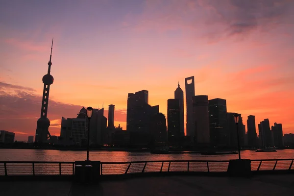 Sueño rojo púrpura cielo del amanecer en el este lejos Shanghai Lujiazui — Foto de Stock