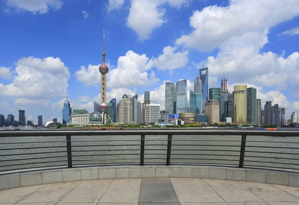 Shanghai mit klarem Himmel an der Skyline — Stockfoto