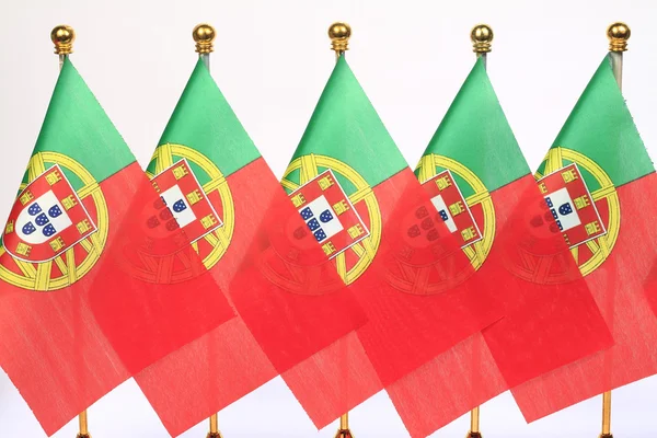 Portugiesische Flaggen hängen am goldenen Fahnenstab — Stockfoto