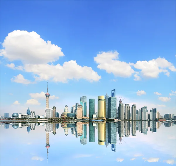 Shanghain moderni arkkitehtuuri kaupunkikuva horisonttiin Kaukoidässä — kuvapankkivalokuva