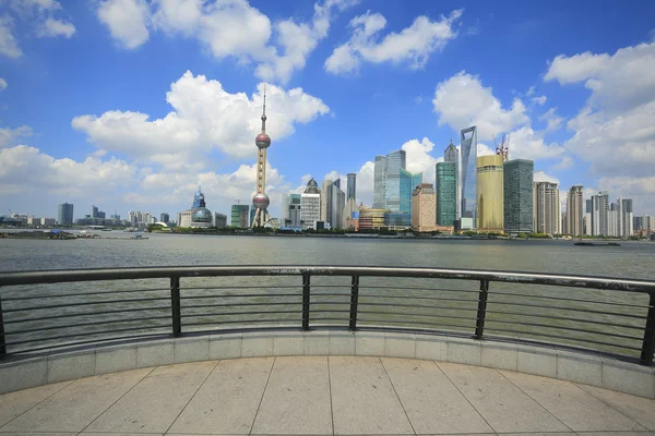 Shanghai van heldere luchten op skyline — Stockfoto