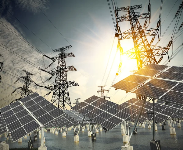 Paneles de energía solar y torre de transmisión de energía — Foto de Stock