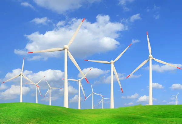 Turbinas eólicas na paisagem de verão — Fotografia de Stock