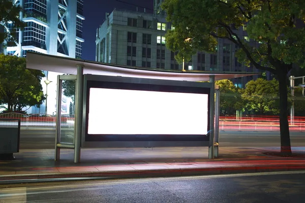 Boîtes à lumière publicitaires ville moderne — Photo
