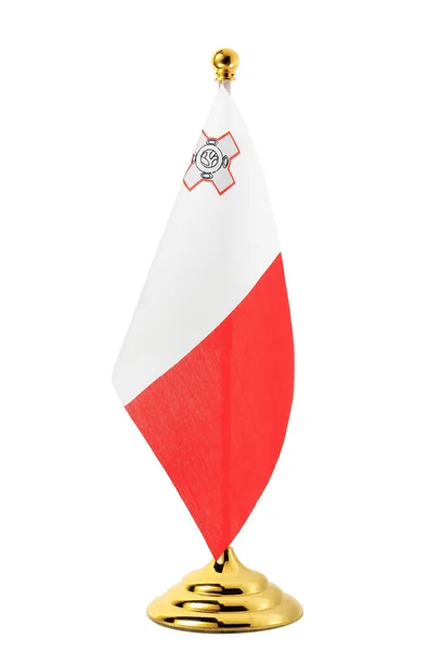Bandeira de Malta pendurada no mastro da bandeira dourada — Fotografia de Stock