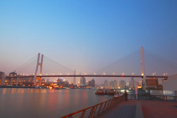 Aço cabo-permanecido ponte vigas noite — Fotografia de Stock