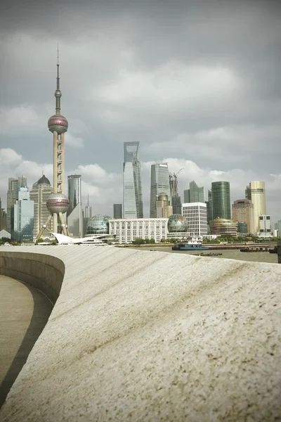 Lujiazui Finance & Trade Zone of Shanghai marco skyline na cidade — Fotografia de Stock