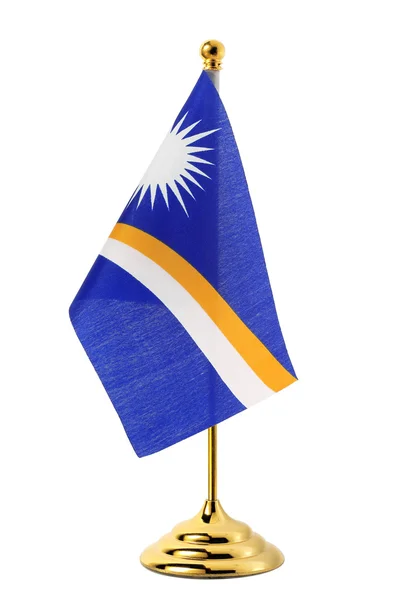 Флаг острова Маршалл висит на золотом флагштоке — стоковое фото