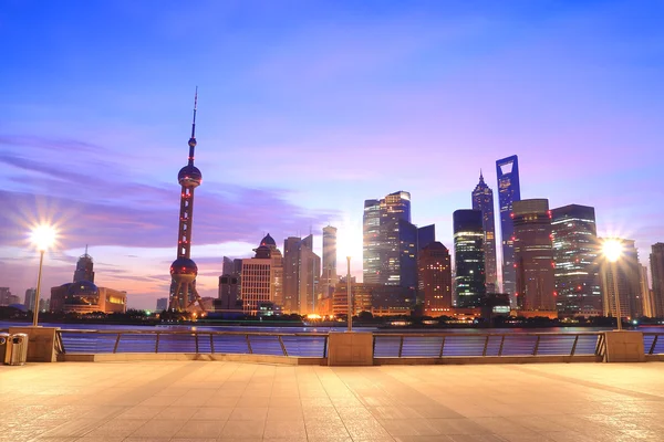 Shanghai Pudong paisaje urbano al amanecer visto desde el Bund — Foto de Stock