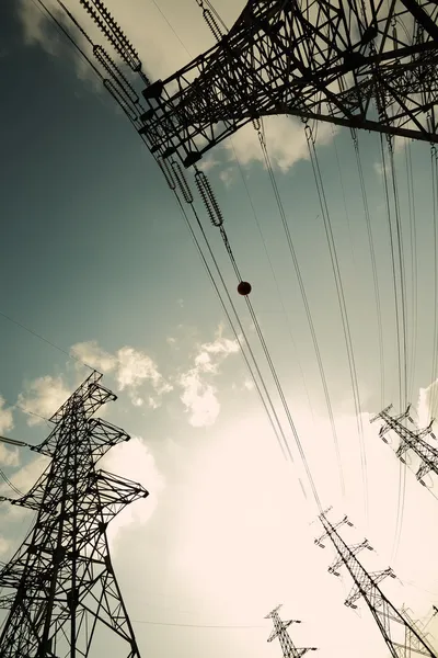 太陽空を背景に送電鉄塔 — ストック写真