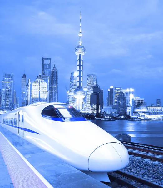 Trens de alta velocidade no fundo da cidade de Shanghai — Fotografia de Stock