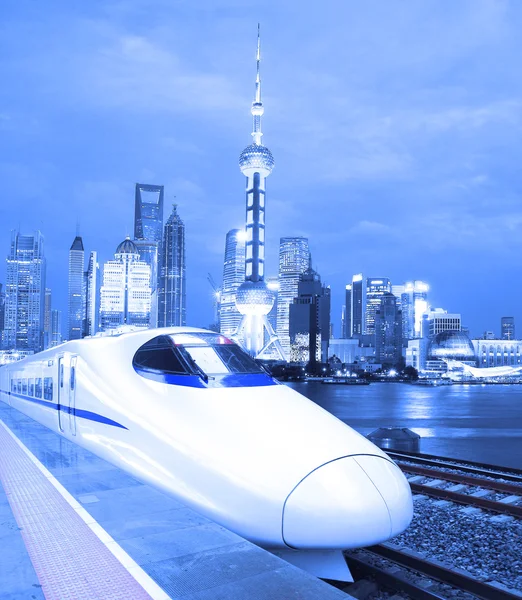 shanghai şehir arka planda yüksek hızlı trenler