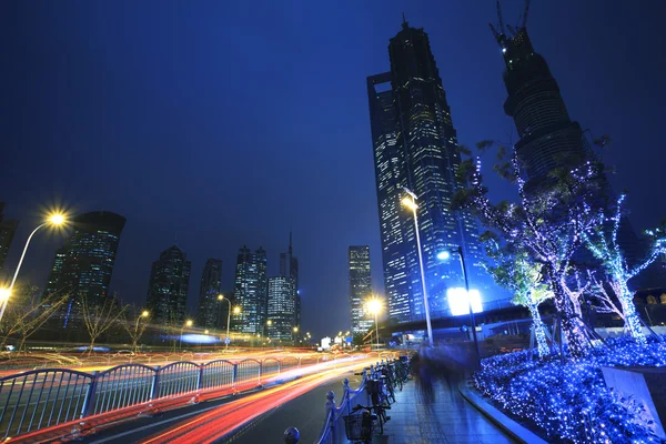 Het straatbeeld van de eeuw avenue in shanghai, china. — Stockfoto