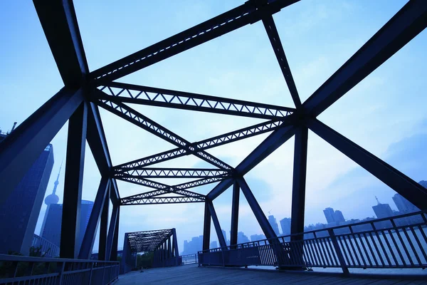 Estructura de acero puente primer plano en el paisaje nocturno —  Fotos de Stock