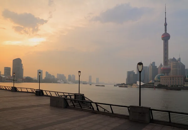 Shanghai Pudong paesaggio urbano di sera visto dal Bund — Foto Stock