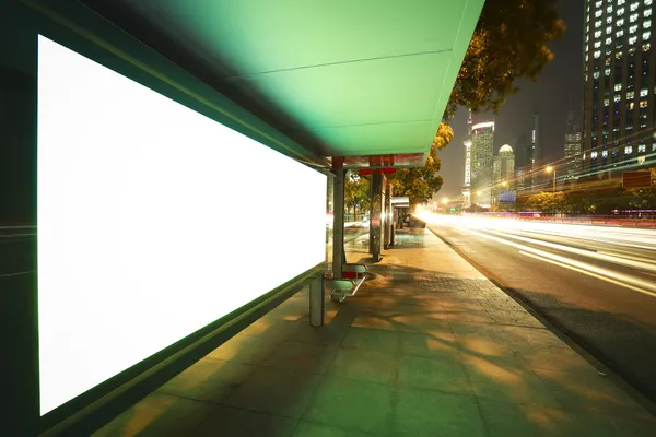 Boîtes à lumière publicitaires ville moderne — Photo
